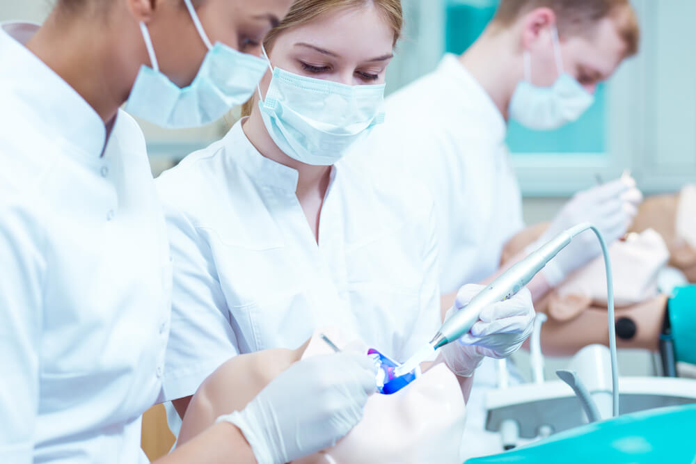 Szkolenie z metod pierwszej pomocy dla asystentek stomatologicznych Zapisz sie na szkolenie Stany nagle w gabinecie stomatologicznym w DSI